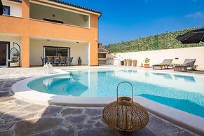 Luxe Villa in Pula With Pool and Jacuzzi