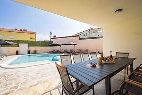 Luxe Villa in Pula With Pool and Jacuzzi