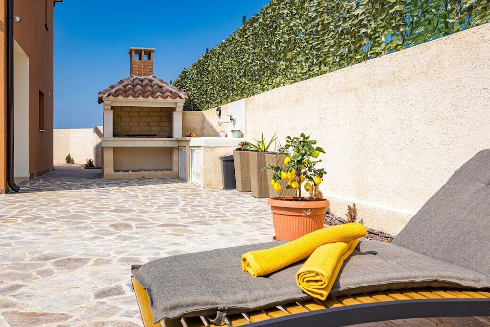 Luxe Villa in Pula With Pool and Jacuzzi