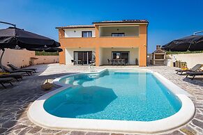 Luxe Villa in Pula With Pool and Jacuzzi