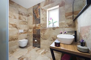 Luxe Villa in Pula With Pool and Jacuzzi