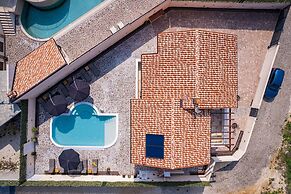 Luxe Villa in Pula With Pool and Jacuzzi