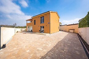 Luxe Villa in Pula With Pool and Jacuzzi