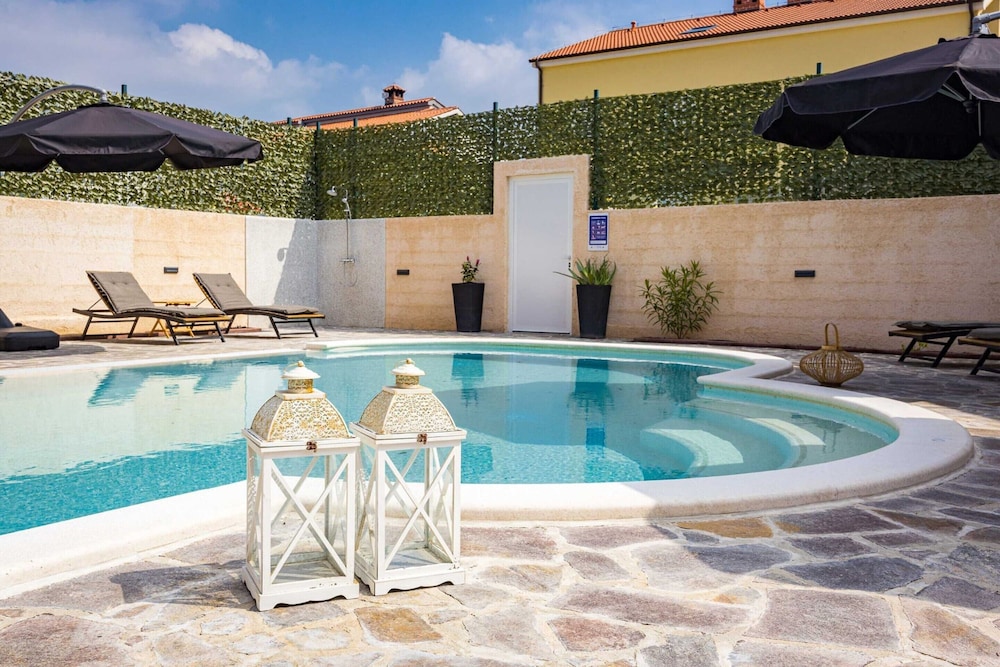Luxe Villa in Pula With Pool and Jacuzzi