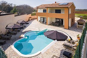 Luxe Villa in Pula With Pool and Jacuzzi