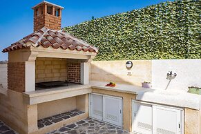 Luxe Villa in Pula With Pool and Jacuzzi