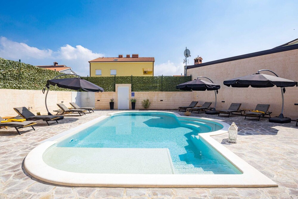 Luxe Villa in Pula With Pool and Jacuzzi