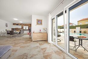 Luxe Villa in Pula With Pool and Jacuzzi