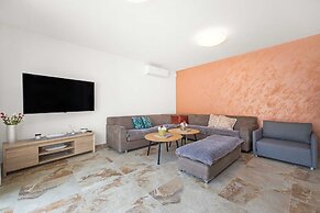 Luxe Villa in Pula With Pool and Jacuzzi