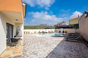 Luxe Villa in Pula With Pool and Jacuzzi