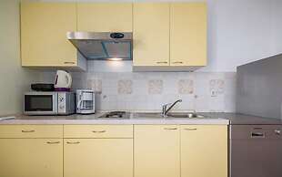 Seaside Apartment With Jacuzzi in Drenje