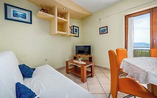 Seaside Apartment With Jacuzzi in Drenje