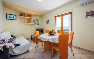 Seaside Apartment With Jacuzzi in Drenje