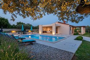 Luxe Villa With Jacuzzi and Pool