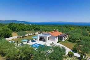 Luxe Villa With Jacuzzi and Pool