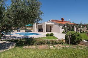 Luxe Villa With Jacuzzi and Pool