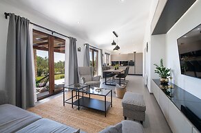 Luxe Villa With Jacuzzi and Pool