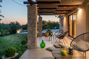 Luxe Villa With Jacuzzi and Pool