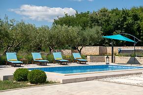 Luxe Villa With Jacuzzi and Pool