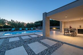 Luxe Villa With Jacuzzi and Pool