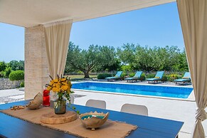 Luxe Villa With Jacuzzi and Pool