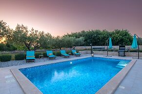 Luxe Villa With Jacuzzi and Pool