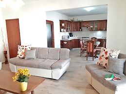 Apartment With Terrace & Lovely Garden