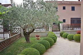 Apartment With Terrace & Lovely Garden