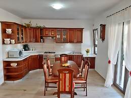 Apartment With Terrace & Lovely Garden