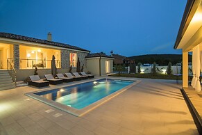 Spacious Rural Villa w/ Pool