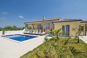 Spacious Rural Villa w/ Pool
