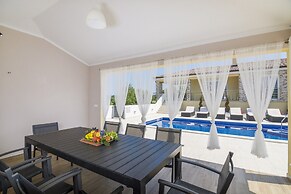 Spacious Rural Villa w/ Pool