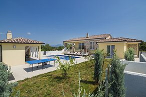 Spacious Rural Villa w/ Pool