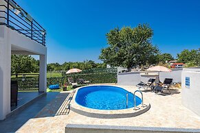 Villa With Private Pool in Baderna