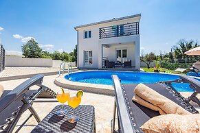 Villa With Private Pool in Baderna