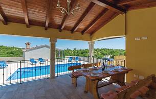 Villa in Skitaca With Pool and Sea Views