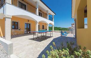 Villa in Skitaca With Pool and Sea Views
