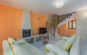 Villa in Skitaca With Pool and Sea Views