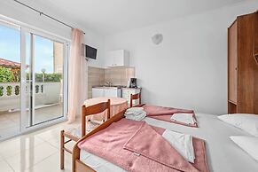 Beautiful Studio Apartment Near Sandy Beaches