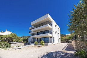 Apartment With Shared Garden in Banjol