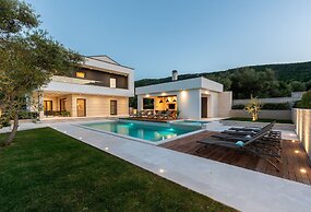 Luxurious Villa in Drenje