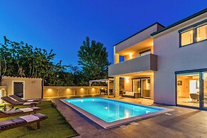 Spacious Villa in Pula With Heated Pool