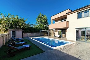 Spacious Villa in Pula With Heated Pool