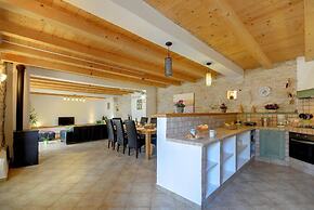 Villa Katherine With Pool and Game Room