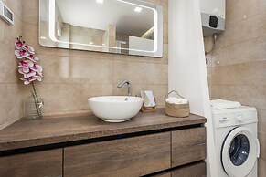 One Bedroom Apartment With Balcony