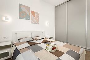 One Bedroom Apartment With Balcony