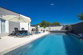 Villa in Gajana With Heated Pool