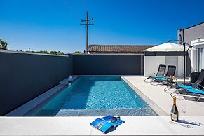 Villa in Gajana With Heated Pool