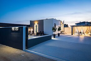 Villa in Gajana With Heated Pool
