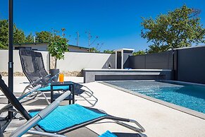 Villa in Gajana With Heated Pool